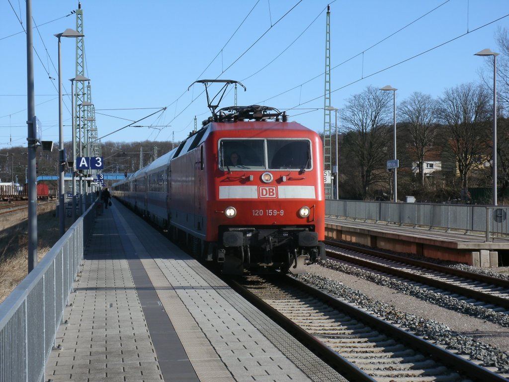 Wegen einer Umleitung gab es f�r IC 2213 Binz-Stuttgart,am 26.Februar 2012,den 120 159-9 zog,keinen Halt in Bremen.Aufnahme bei der Ankunft in Bergen/R�gen.