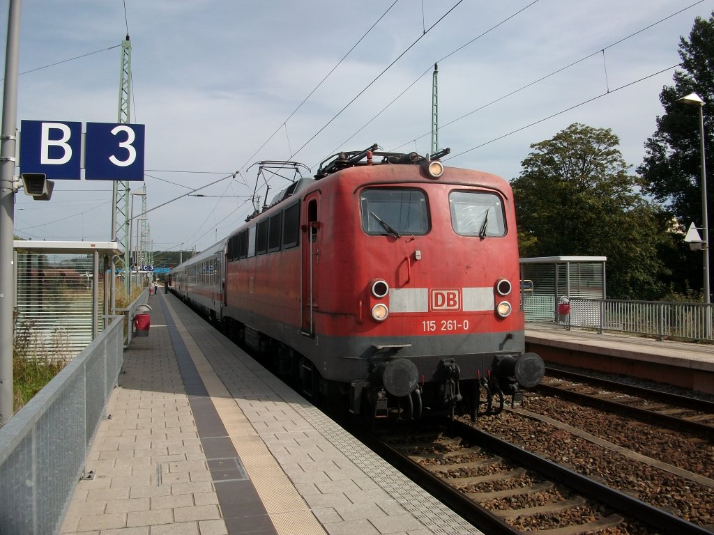Weiter ging die Fahrt f�r 115 261 am 12.September 2010 mit dem UEx 1809 Binz-K�ln beim Verlassen von Bergen/R�gen.