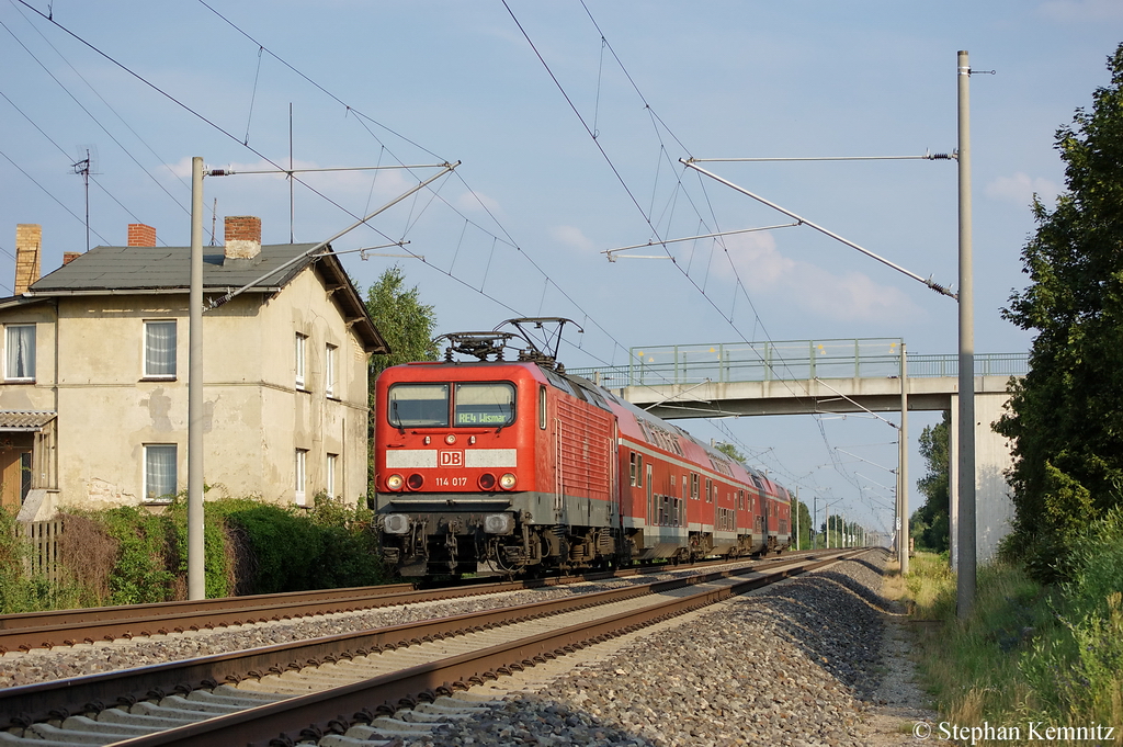 Wenige Stunden sp�ter kam die 114 017 mit der RE4  Ersatzgarnitur  wieder durch Vietznitz gefahren und diese mal als (RE 37316) von J�terbog nach Wismar. Wegen der Vmax 120 der alten Dostos hatte der Zug zu diesem Zeitpunkt eine Versp�tung von 22min gehabt. 12.07.2011