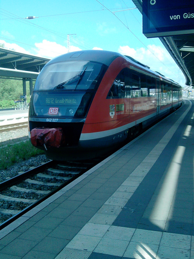 Wenn mann die Kamera nicht mit hat kommt was gutes!!so erging es mir als ich im Rostocker Hbf 642 227-2 vom BW Magdeburg bekommen habe.Naja ist leider nur ein Handy-Bild.Aufgenommen am 04.05.2011