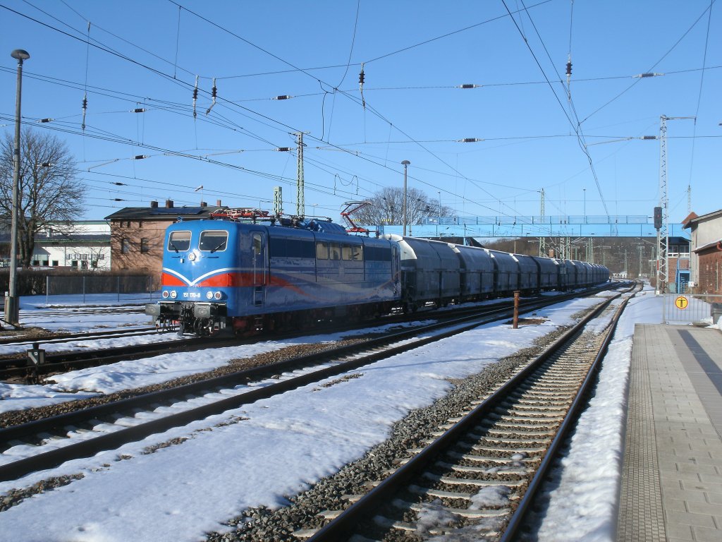 Wer die SRI 151 170-8 beim Rangieren in Bergen/R�gen fotografieren will,der sollte sich Montag`s,Mittwoch`s und Freitag`s zwischen 17:30 Uhr und 18:30 Uhr auf Position begeben.Am 03.April 2013 schob die 151 170-8 Kreidewagen in Bergen/R�gen auf`s Abstellgleis.