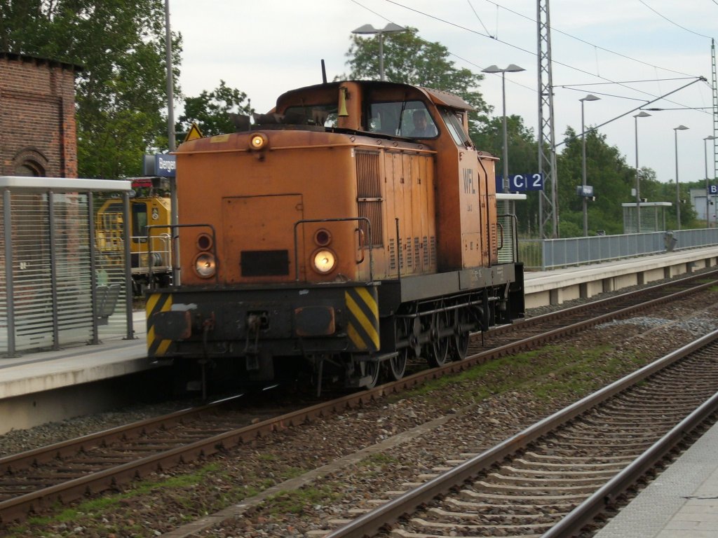 WFL-Lok Nr.3 durchfuhr am Abend vom 18.Juni 2009 den Bahnhof von Bergen/R�gen nach Mukran.
