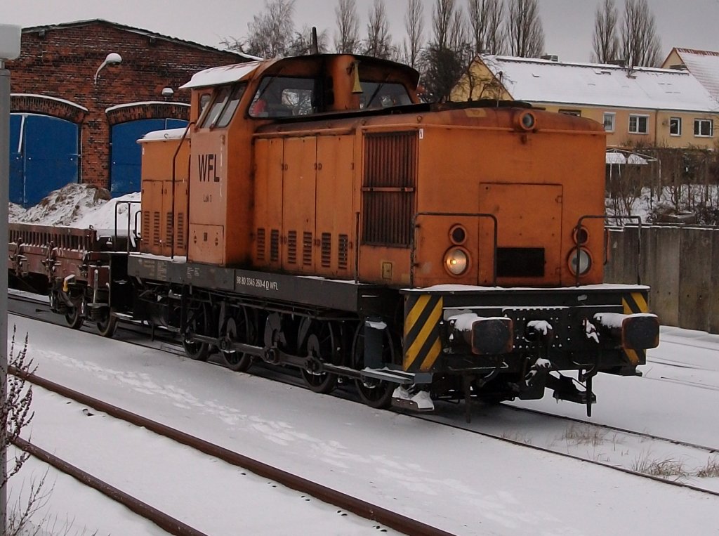 WFL-Lok Nr.3 vor dem alten Lokschuppen in Bergen/R�gen am 15.Dezember 2010.