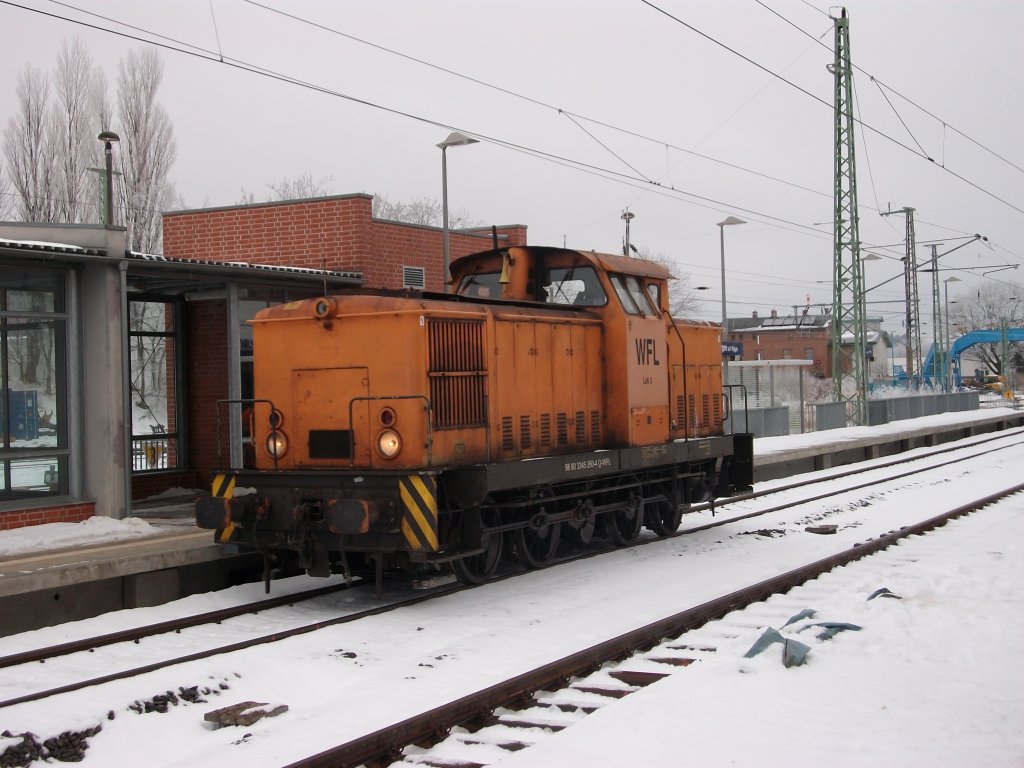 WFL-Lok Nr.3 zur Mittagszeit am 08.Dezember 2010 unterwegs in Bergen/R�gen.