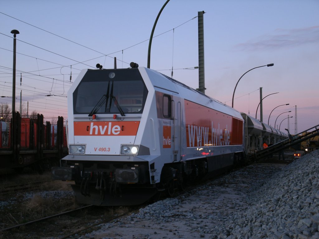 Wie gut das es schon kurz vor 07:00 Uhr hell wird,als ich hvle V490.3(264 008-4) auf der Ladestra�e in Bergen/R�gen,am 05.M�rz 2012,fotografieren konnte.