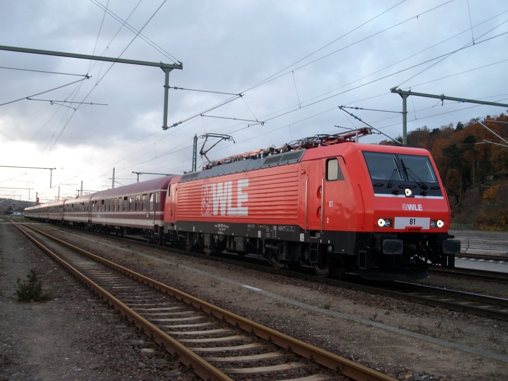 WLE-81 am 05.November 2010 mit M�ller`s Saufzug warten auf die RE aus Binz in Lietzow.