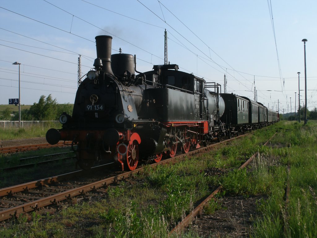 Zu Ende war am Abend,vom 05.Juni 2011,der Einsatz von 91 134 zwischen Bergen/R�gen und Lauterbach Mole.Hier stand die 91er vor der Heimfahrt,als Schlu�lok,in Bergen/R�gen. 