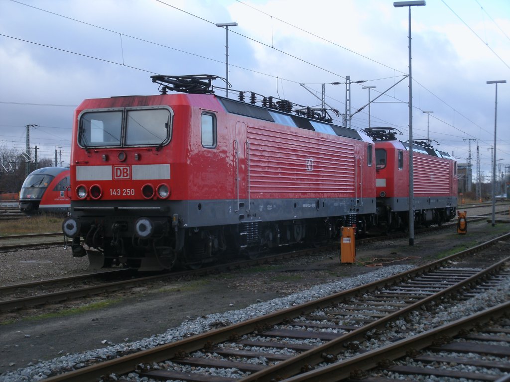 Zu den noch vorhanden 143er im Rostocker Bestand z�hlt 143 250,die am 17.Dezember 2011 im Betriebshof abgestellt war.
