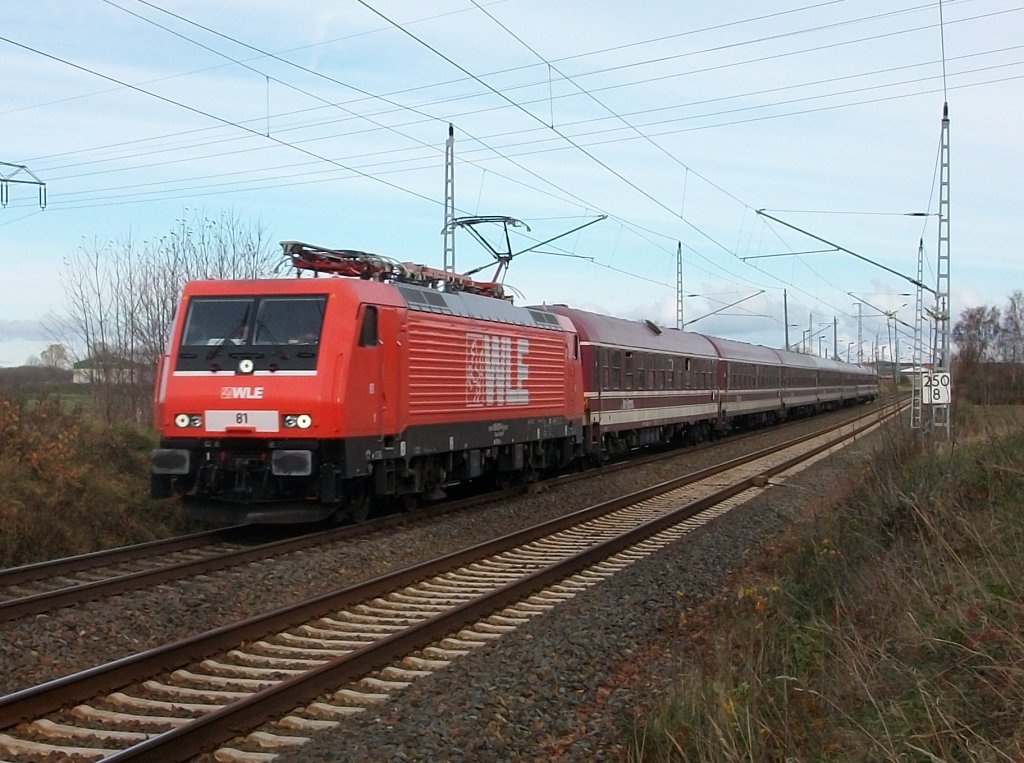 Zum letzten Mal f�r 2010 kam M�ller`s Saufzug Binz-K�ln mit WLE-81 am 07.November 2010 bei Bergen/R�gen vorbei.