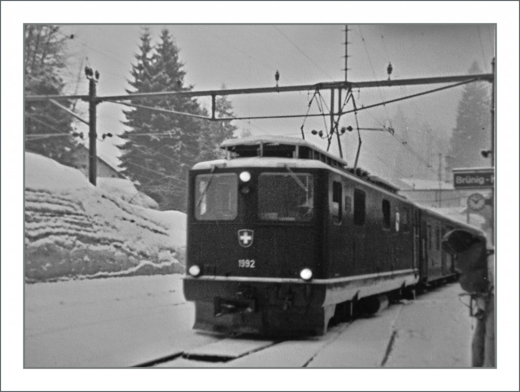 Zur Untersttzung der 16 Deh 4/6 beschaffte die SBB 1954 noch zwei  Bergloks  HGe 4/4 1991 und 1992, auch genannt  Muni  (Stier). 
54 Tonnen schwer, leisteten sie bei max 50 km/h (Zahnstange 33 km/h) 2180 PS. 
Hier ist ein 110 Film Bild der HGe 4/4 1192 zu sehen, welches leider kaum Details aber die Proportionen der Lok zeigt. 
Brnig Hasliberg, im Februar 1982