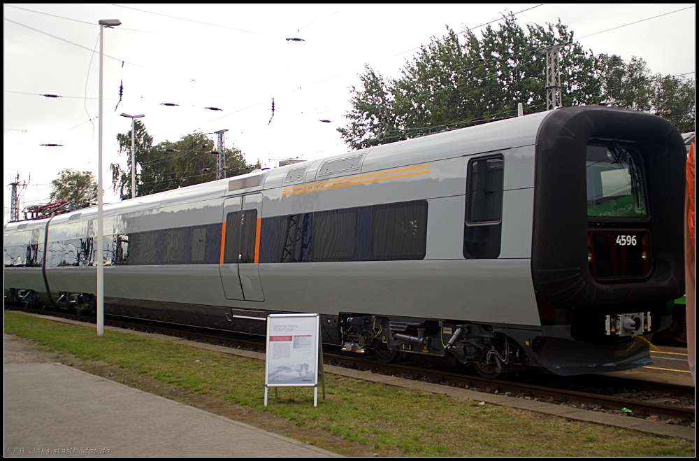 Zur Zeit werden in Hennigsdorf die Triebz�ge der d�nischen Baureihe ET  Contessa, �resundst�g  gebaut. 4596 zeigte sich den Besuchern, war leider nicht von innen zu besichtigen (NVR-Nummer 94 86 4314596-4, Tag der offenen T�r Bombardier Hennigsdorf 18.09.2010)