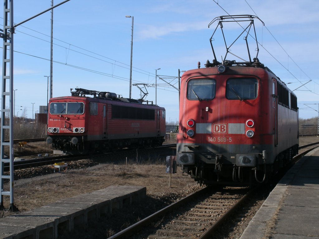 Zwei betagte Lady`s am 07.M�rz 2011 in Mukran:links 155 081 und am Bahnsteig 140 569