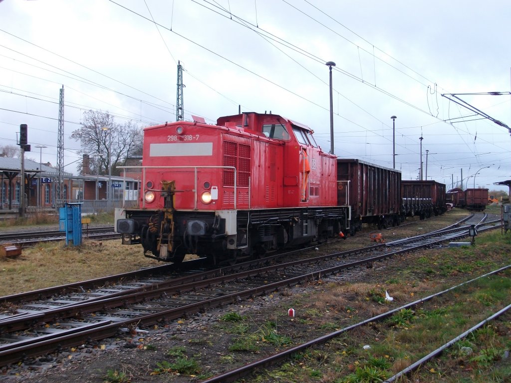 Zwei Tage brauchte 298 318 um die abgestellten Schadwagen zu einem Zug zusammen zustellen.Am 06.November 2010 rangierte Sie noch immer in Bergen/R�gen.