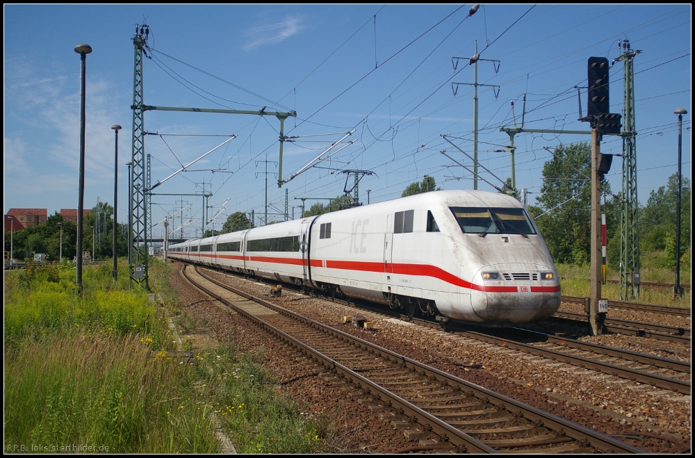 Zwei verschiedene Triebk�pfe, ein ICE: 401 504-6  M�hldorf am Inn  und 402 045 am Schlu� fahren am 24.07.2012 durch Berlin Sch�nefeld Flughafen