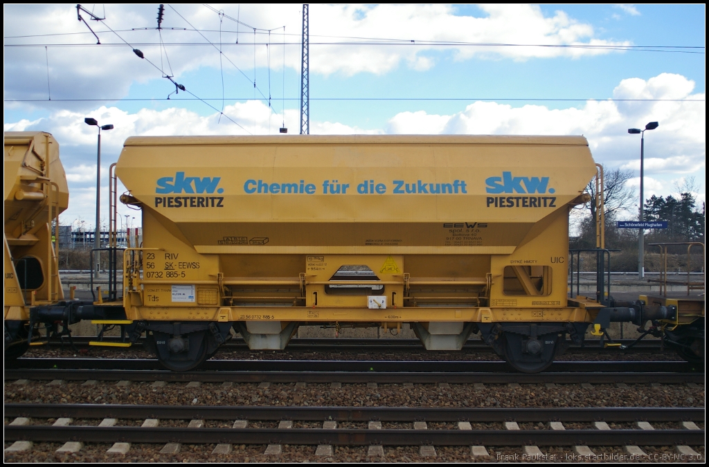 Zweiachsiger Sch�ttgutwagen mit Schwenkdach und dosierbarer Schwerkraftentladung der Gattung Tds des Einstellers EEWS spol. s.r.o. f�r den Transport von Alzon 46. Genutzt wird der Wagen vom Chemieunternehmen skw. Piesteritz. Eingereiht war der Wagen in einem Harns�urezug der am 07.04.2013 durch den Bahnhof Berlin Sch�nefeld Flughafen fuhr (23 RIV 56 SK-EEWSS 0732 885-5 Tds)