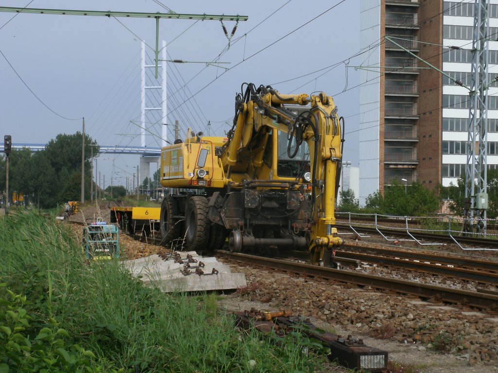Zweiwegebagger am 03.September 2011 an der Unfallstelle in Stralsund R�gendamm.Am 31.August 2011 entgleisten hier in einer Weiche drei mit Gips beladene G�terwagen als Diese zum Hafen geschoben wurden.