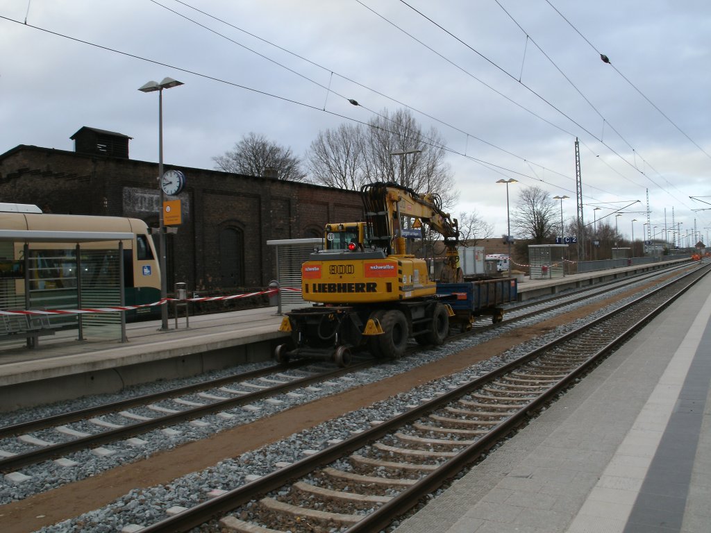 Zweiwegebagger am 09.Februar 2011 in Bergen/R�gen auf der Fahrt zur Gleisbaustelle am anderen Ende vom Bahnhof.