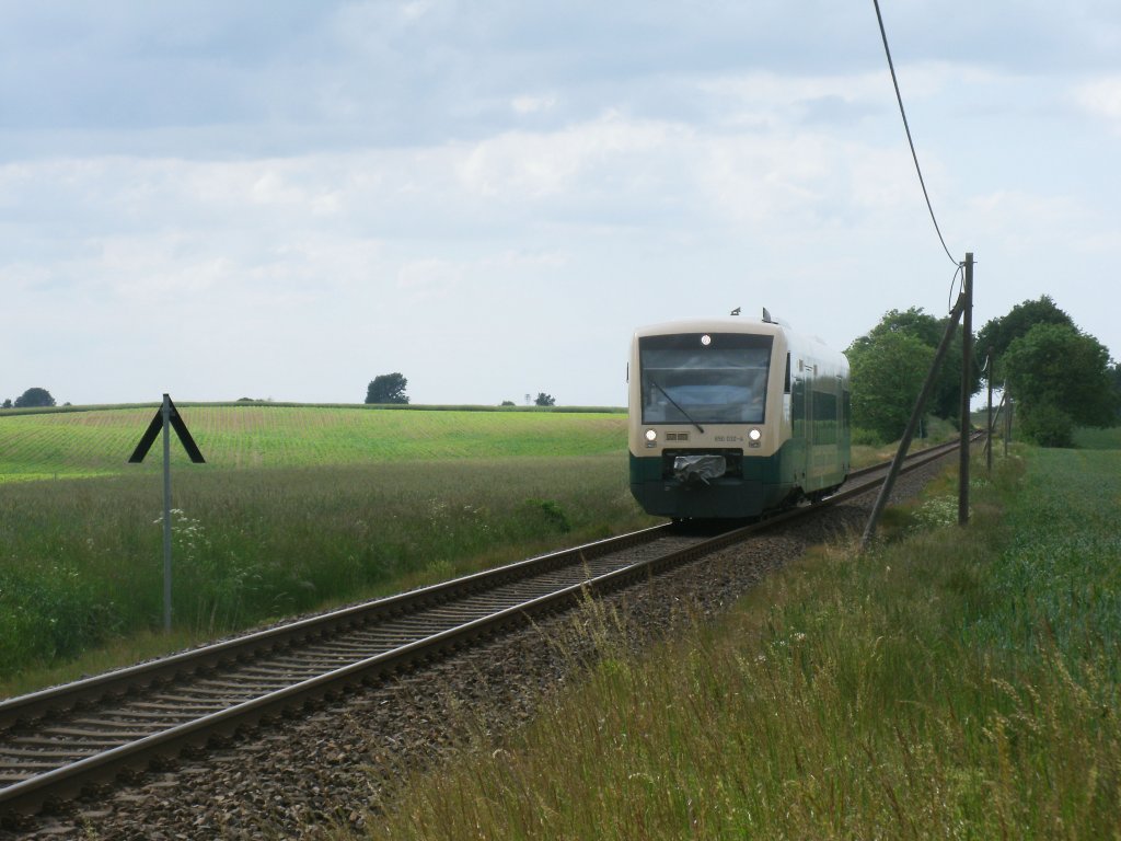 Zwischen Bergen/R�gen und Putbus war,am 09.Juni 2012 der PRESS VT650 032-4 unterwegs.