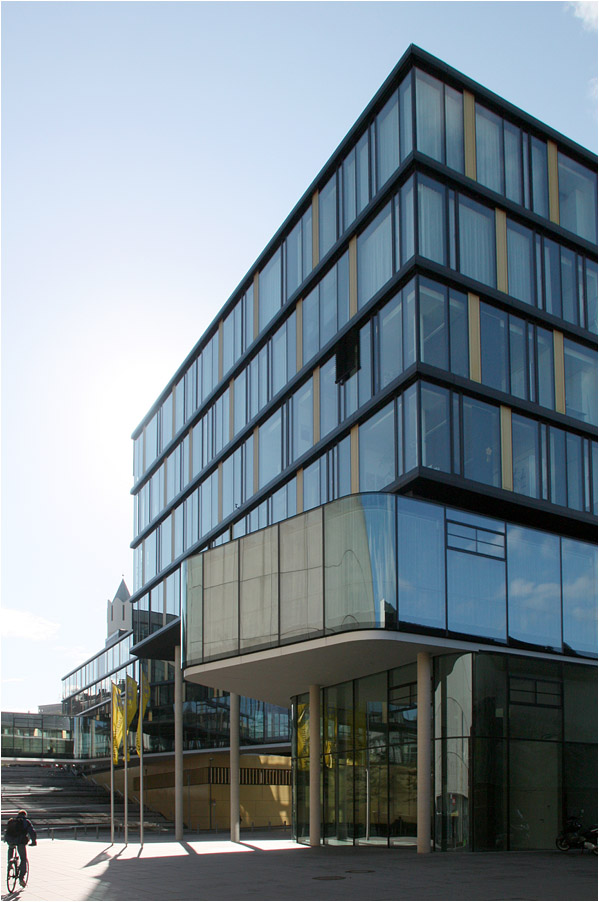 . AachenMünchener Direktionsgebäude in Aachen -

Der nördliche Bauteil am AachenMünchener Platz, wo sich auch der Haupteingang befindet.

Oktober 2014 (Matthias)