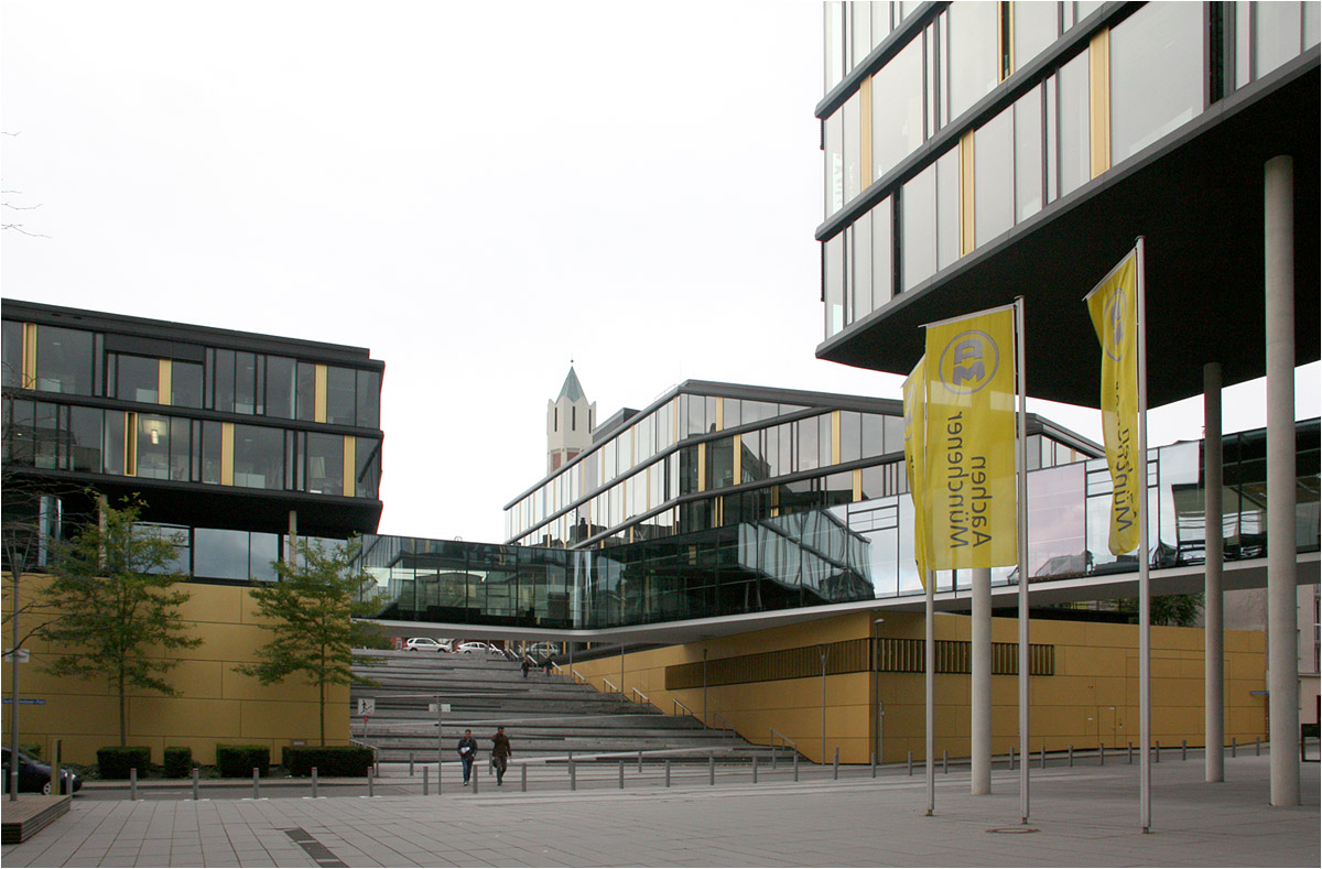 . AachenMünchener Direktionsgebäude in Aachen -

Vom AachenMünchener Platz an der Bornstraße führt eine breite Freitreppe hinauf zur Aureliusstraße.

Oktober 2014 (Matthias)