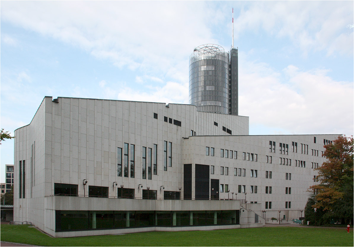 . Aalto-Theater in Essen -

Die zum Stadtgarten zugewandte Südfassade.

Oktober 2014 (Matthias)