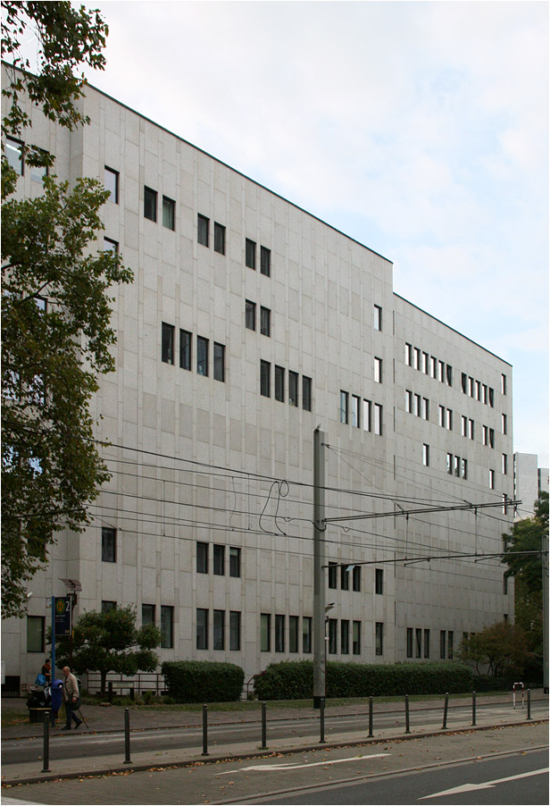 . Aalto-Theater in Essen -

Ostfassade zur Rellinghauser Straße.

Oktober 2014 (Matthias)