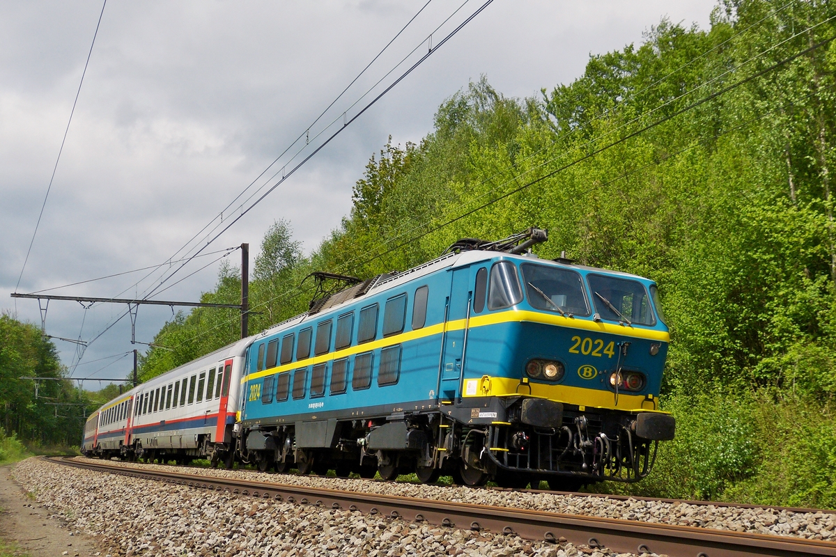 . Adieu Srie 20 - Whrend der vom Verein PFT/TSP organisierten Abschiedsfahrt fr die SNCB Srie 20 wurde in der Nhe von Ghlin eine Scheinanfahrt inszeniert und so konnte ich die wunderschne HLE 2024 mit ihrer I 6 Wagengarnitur dort ablichten. 11.05.2013 (Hans) 