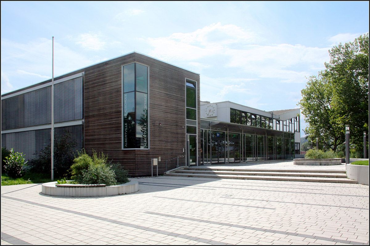 . Albertville-Realschule Winnenden -

Nach dem Amok-Lauf 2009 wurde der Schulbetrieb im Bau der Albertville-Realschule eingestellt und der Untericht in Container weitergeführt. Die Schulbau von 1967 wurde umgestaltet und nach Osten und Süden erweitert. Architekten: HSP Hoppe Sommer Planungsgemeinschaft (Stuttgart), Fertigstellung: 2011

August 2014 (Matthias)