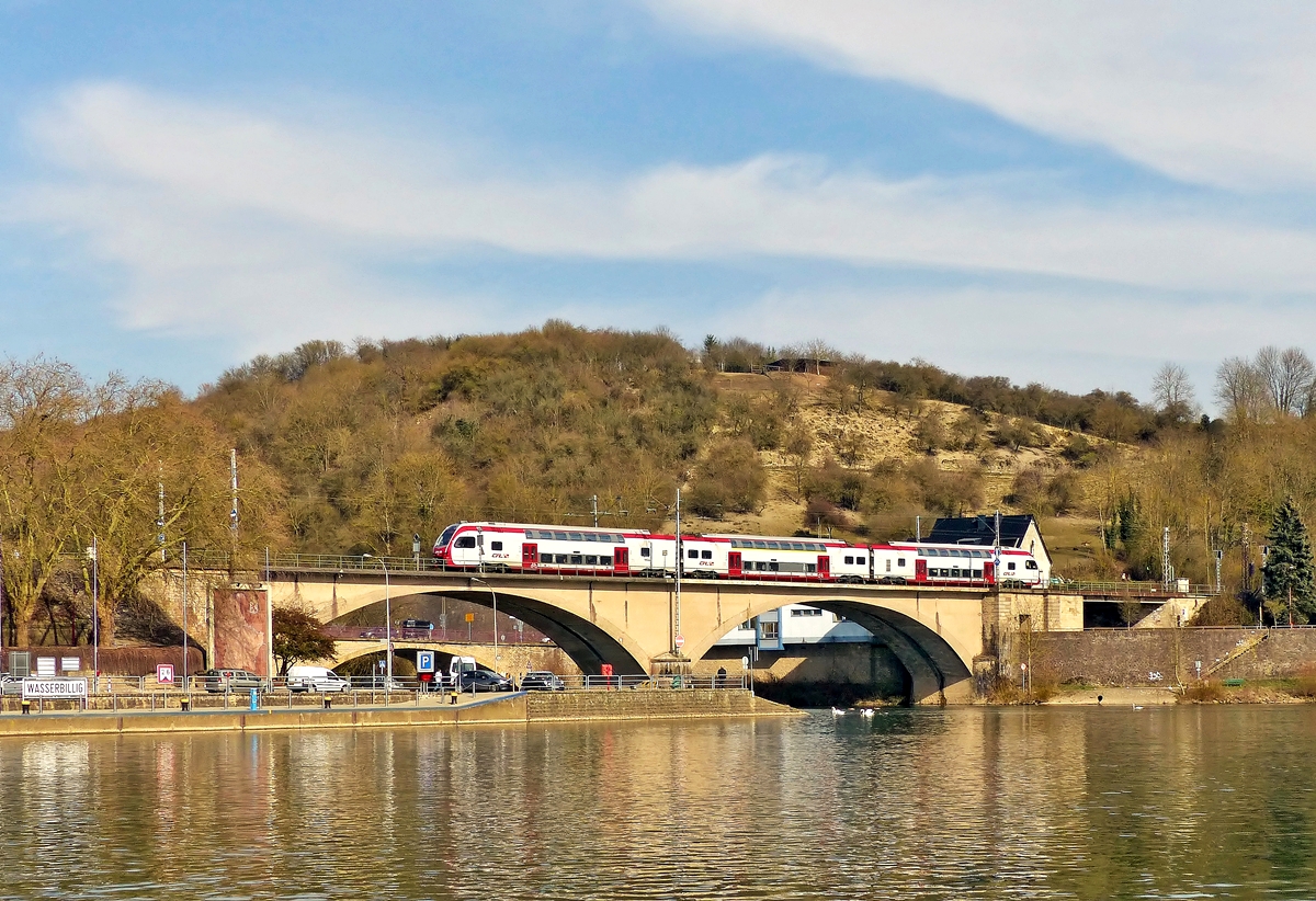 . Am 17.03.2015 waren wir schon wieder auf der Fhre Santa Maria von Oberbillig nach Wasserbillig, als wir eine 4000er im Bahnhof von Wasserbillig sahen. Die Kamera wurde in Position gebracht, um den Gterzug abzulichten, als pltzlich aus Richtung Trier der versptete RE 5112 Trier - Luxembourg auftauchte und noch zuerst ber die Sauerbrcke in Wasserbillig rollte. (Jeanny)