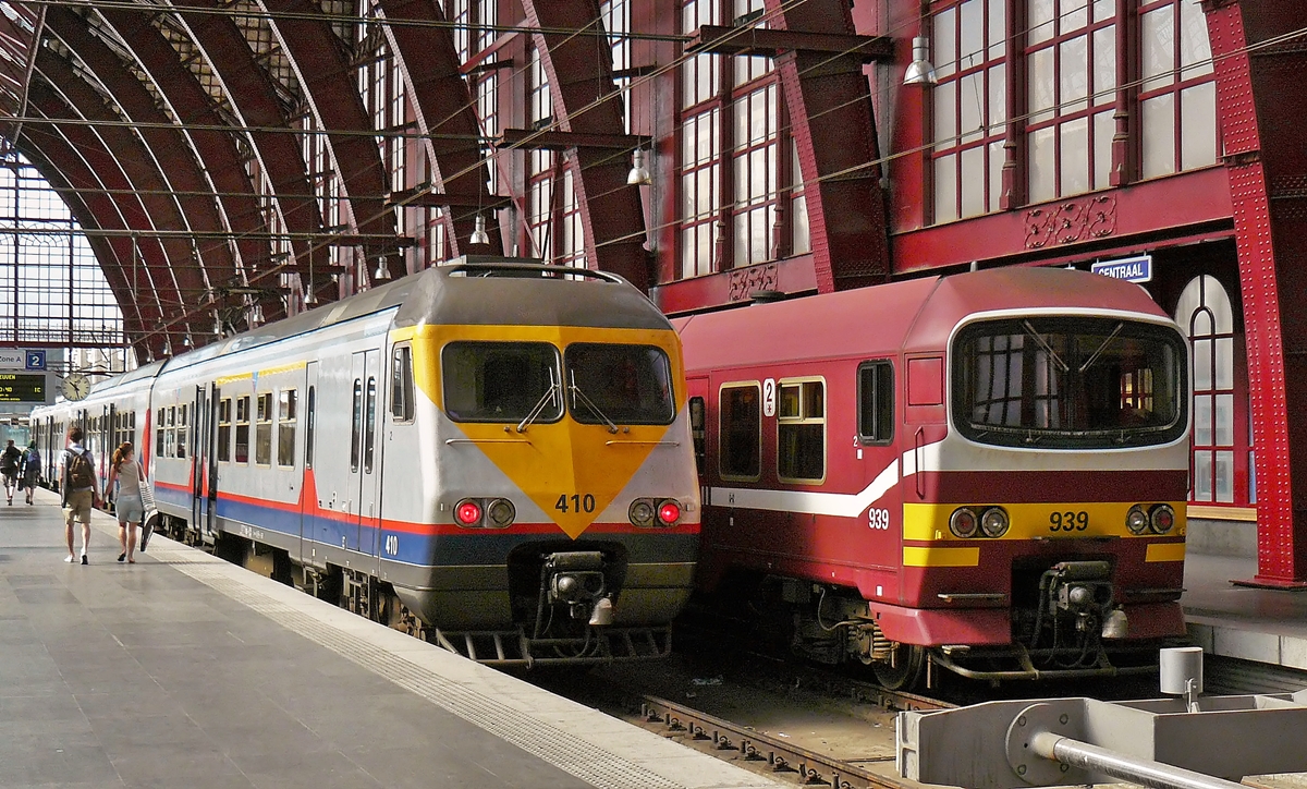 . Am 23.06.2010 gab es saubere Zge zu bewundern im Bahnhof Antwerpen Centraal. Rechts war die Taucherbrille AM86 939 abgestellt, whrend links der Break AM80 410 als IC nach Louvain/Leuwen steht. (Hans)