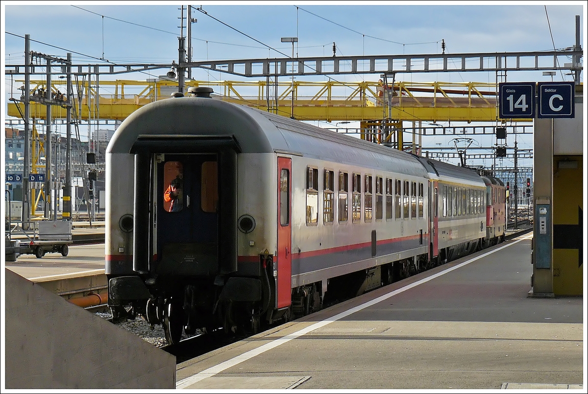 . Am 27.12.2009 wird der EC 96  Iris  Zrich - Bruxelles Midi im Zrcher Hauptbahnhof mit einem SNCB I 10 Wagen und einem SBB Wagen verstrkt. (Hans)