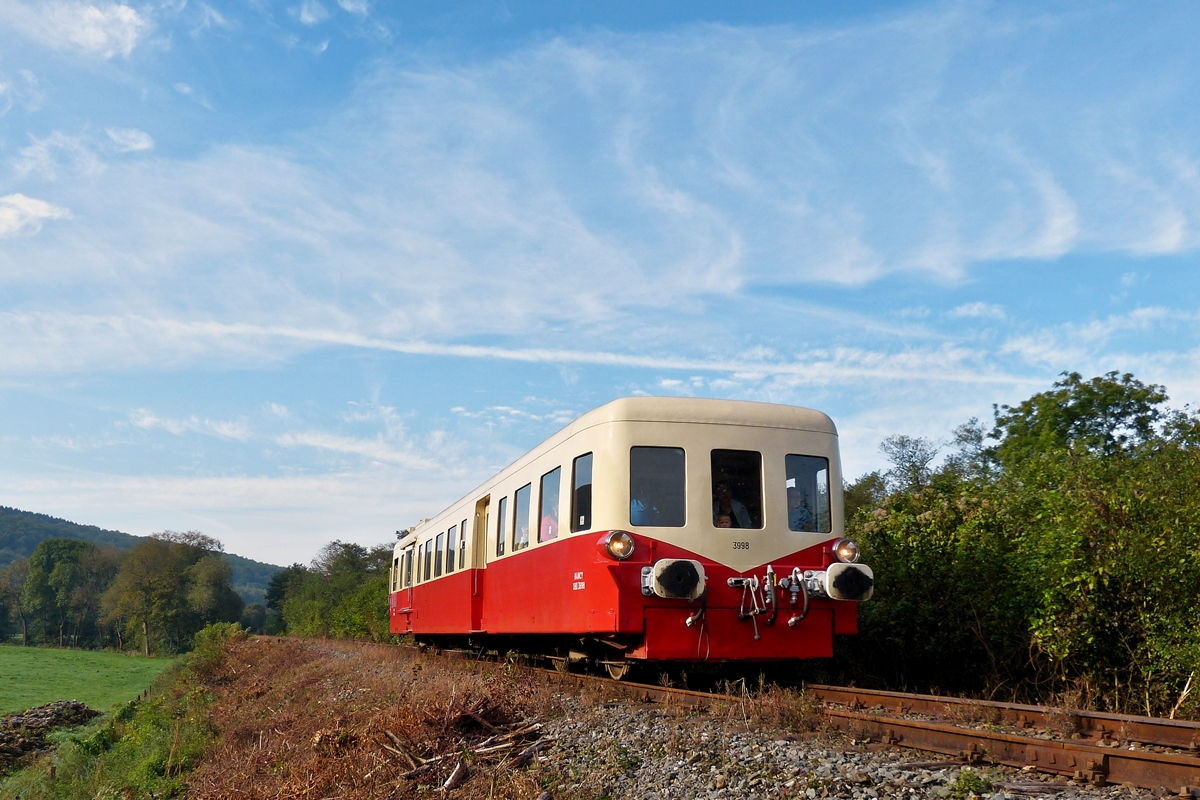 . Am Morgen des 28.09.2014 verkehrt der erste Zug der Museumsbahn CFV3V (Chemin de Fer  Vapeur des 3 Valles) auf der wunderschnen Strecke zwischen Mariembourg und Treignes (Ligne 132). Der ex SNCF Picasso XBD 3998  Nancy  hatte die Ehre das Dampffestival an diesem Tag zu erffnen und ist hier kurz vor Vierves-sur-Viroin unterwegs. 

Die Strecke ist 14 km lang und wie schon der Name  Chemin de Fer  Vapeur des 3 Valles  sagt, fhrt sie durch die Tler der 3 Flsse: Eau Blanche, Eau Noire und Viroin. (Hans)