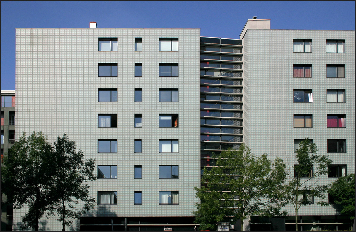 . Apartmenthaus in Hamburg -

Auf den ersten Blick sieht das Wohngebäude sehr gewöhnlich aus. Doch bei genauerem Hinsehen erkennt man, das die Fassade mit Glasbausteinen ausgeführt wurde. Die Badezimmerfenster liegen hinter diesen Glasbausteinen. Erst bei Dunkelheit und wenn Licht brennt, werden sie in der Fassade sichtbar.

Juli 2007 (Matthias)