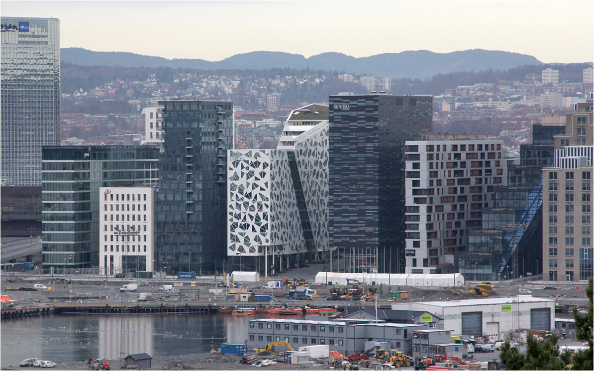 . Barcode-Areal in Oslo -

Barcode deshalb, weil die Neubauten in unterschiedlicher Breite recht lang und schmal sind, und von oben einem Barcode ähneln. Das Gebäude links mit den ungewöhnlichen Fensterformaten Snøhetta Archtects geplant

Dezember 2012 (Matthias)