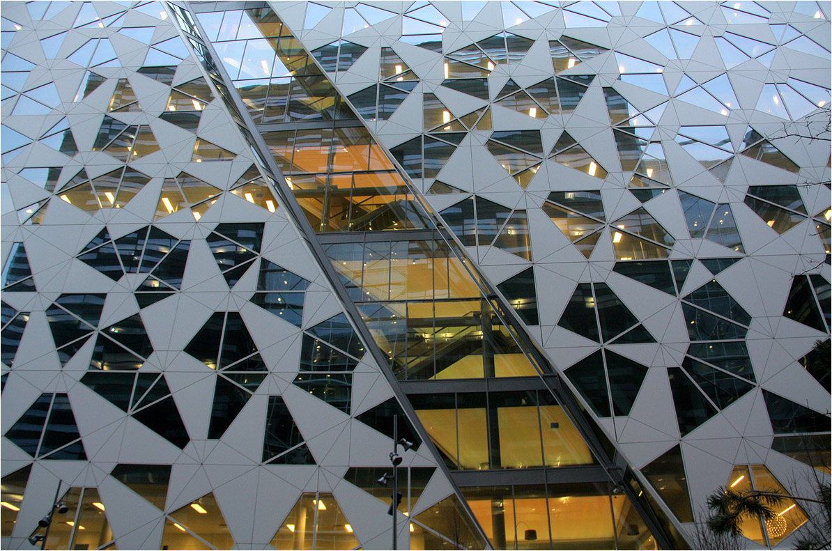 . Barcode-Areal in Oslo - 

Das Treppenhaus am Deloitte-Bürogebäude in Oslo zeichnet sich in der Fassade durch einen schrägen, gläsernen Spalt nach. 

Dezember 2013 (Matthias)