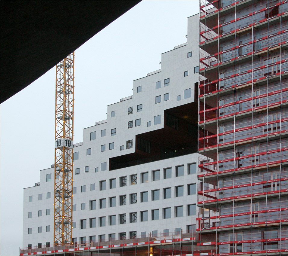 . Barcode-Areal in Oslo -

Das Gebäude B der DNB Nor ist im oberen Bereich in stufenförmig aufgelöst. Dort befinden sich Apartments. Die helle Fassade wird durch unterschiedliche quadratischen Fenster geprägt. Architekten waren hier a-lab Architekter aus Oslo. Fertigstellung: 2013/14.

http://a-lab.no/en/project/dnb/

Dezember 2013 (Matthias)