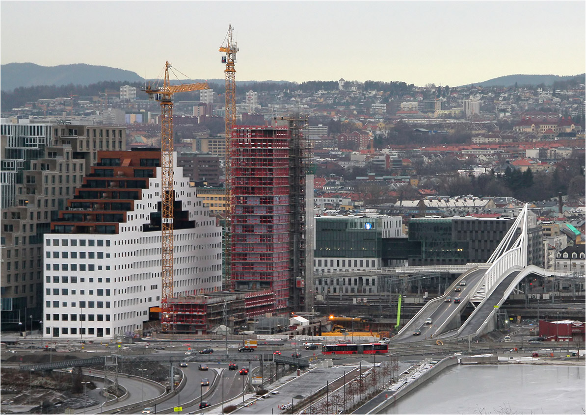 . Barcode-Areal in Oslo -

Das Gebäude B der DNB Nor nahezu am östlichen Rand des Barcode-Projekts in Oslo. Daneben befindet sich ein weiters Bauwerk in der Realisierung. Interessant auch die neue Straßen- und Fußgängerbrücke über die Bahnanlagen mit der hellen Stahlfachwerkkonstruktion (Nordenga bru). 

Dezember 2013 (Matthias)