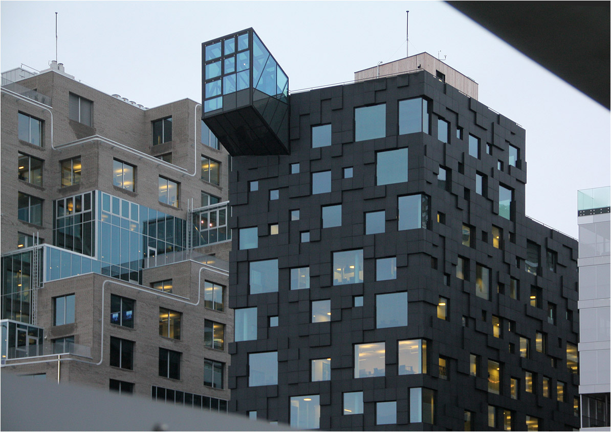 . Barcode-Areal in Oslo -

Der Glaserker stellt das obere Ende des sich schräg am Gebäude hochziehende Treppenhauses mit Schrägaufzug dar. In der obersten Etage gibt es wohl ein Restaurant. Ansonsten beinhaltet das Gebäude zusammen mit den beiden östlich anschließenden Häusern hauptsächlich die DNP-Hauptverwaltung. Interessant auch die Fassade mit den unterschiedlich großen quadratischen Fenstern. Geplant wurde es von Dark Architekter aus Oslo. Fertigstellung: 2012.

http://www.darkarkitekter.no/en/#/projects/dnb-bygg-c

Dezember 2013 (Matthias)