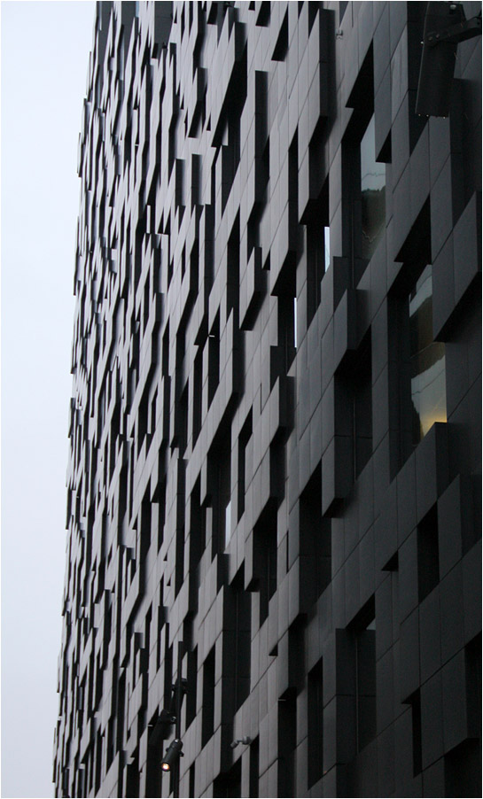 . Barcode-Areal in Oslo -

Fassade der DNP-Gebäude C von Dark Architekter.

Dezember 2013 (Matthias)