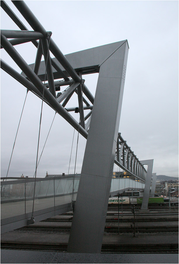 . Barcode-Areal in Oslo -

Fußgängersteg 'Akrobaten Gangbro' über die Bahngleise. Architekten: L2 Architekter, Fertigistellung 2011.

2013 (Matthias)

