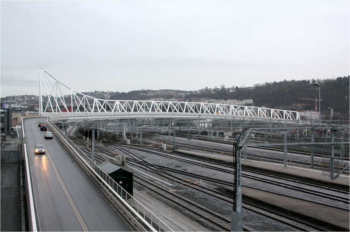 . Barcode-Areal in Oslo -

Nordenga bru über die Bahngleise im Osten des Barcode-Gebietes. Die Stahlfachwerkbrücke wurde 2011 fertiggestellt.

Dezember 2013 (Matthias)