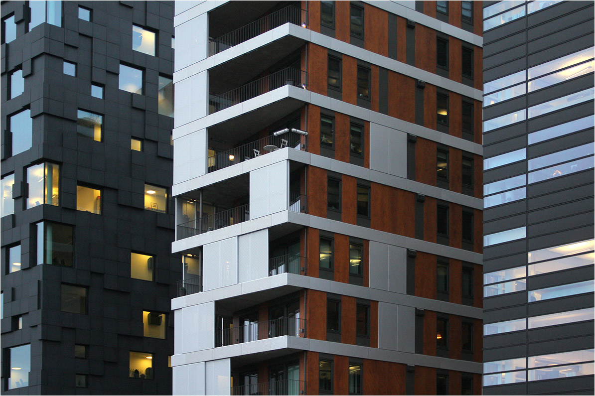 . Barcode-Areal in Oslo -

Zwischen zwei Gebäuden mit dunklen Fassaden von Dark Architekter steht diese 2013 fertig gewordene Büro- und Wohngebäude im Barcode-Areal von Oslo. Architekten diese relativ schmalen Gebäudes sind MAD-Architekter aus Oslo.

http://www.mad.no/projects/chronological/mad-about-barcode

Dezember 2013 (Matthias)
