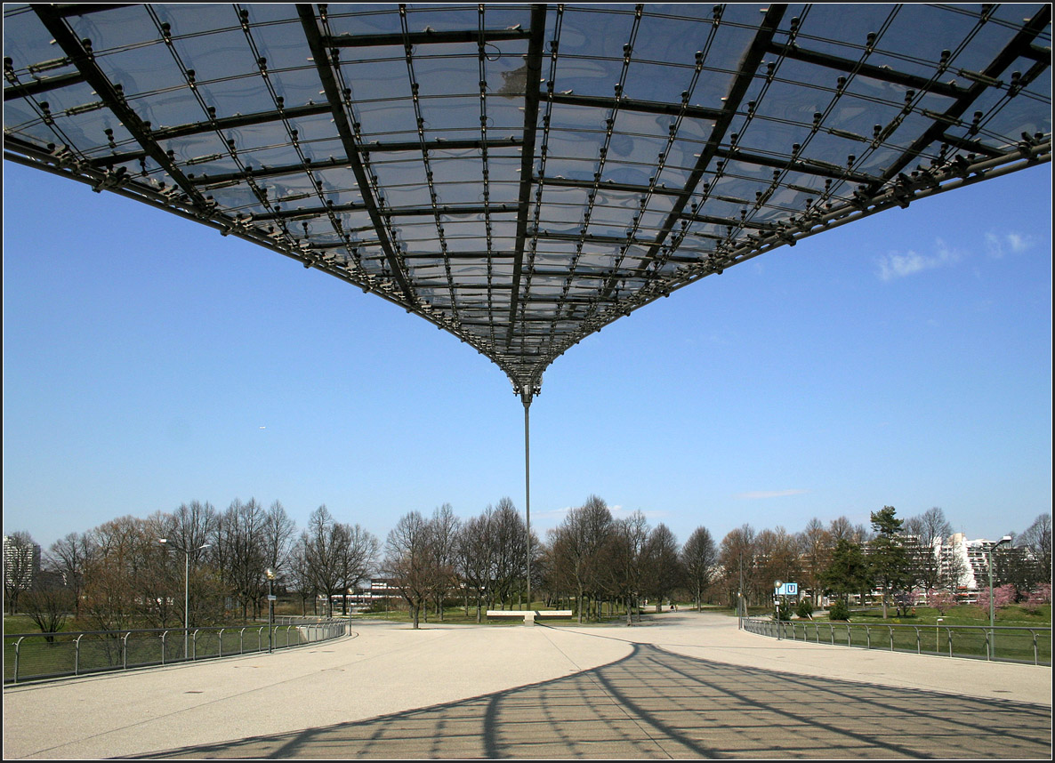 . Bauten für die Olympischen Spiele '72 in München - 

Die Dach weißt in Richtung Fußgängerbrücke über den Mittleren Ring. Über diese Brücke erreichten die Sportler die Trainingssportplätze und ihre Wohnungen im Olympische Dorf das von anderen Architekten geplant war.

April 2007 (Matthias)