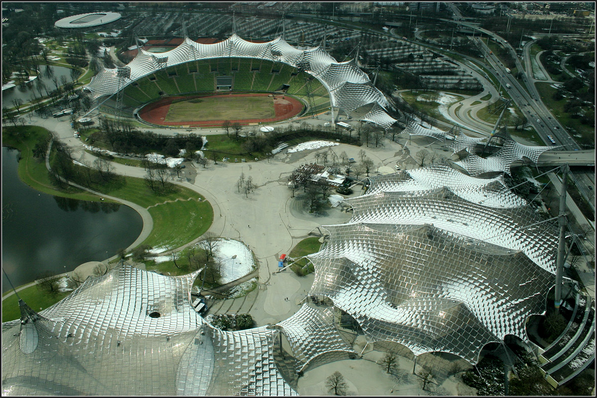 . Bauten für die Olympischen Spiele '72 in München -

Blick vom Fernsehturm auf die Sportanlagen mit dem Zeltdach auf dem Oberwiesenfeld. Die Architektursprache soll nicht monumental wirken, sondern leicht und heiter.
Architekten waren Behnisch und Partner aus Stuttgart. Diese Anlage war das Bedeutendste und Größte in ihrer Bürogeschichte. Damals waren auch noch Carlo Weber und Fritz Auer Partner, die später ihr eigenes sehr erfolgreiches Büro gründeten.

http://www.behnisch-partner.de/projects/sports-facilities/olympia-park-munich

März 2006 (Matthias)