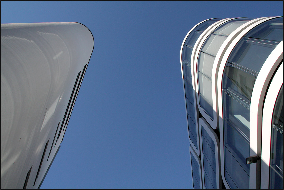 
. Büro- und Wohnbebauung Z-UP in Stuttgart -

Beide Gebäude sind abgerundet, rechts das Wohnhaus.

April 2011 (Matthias)