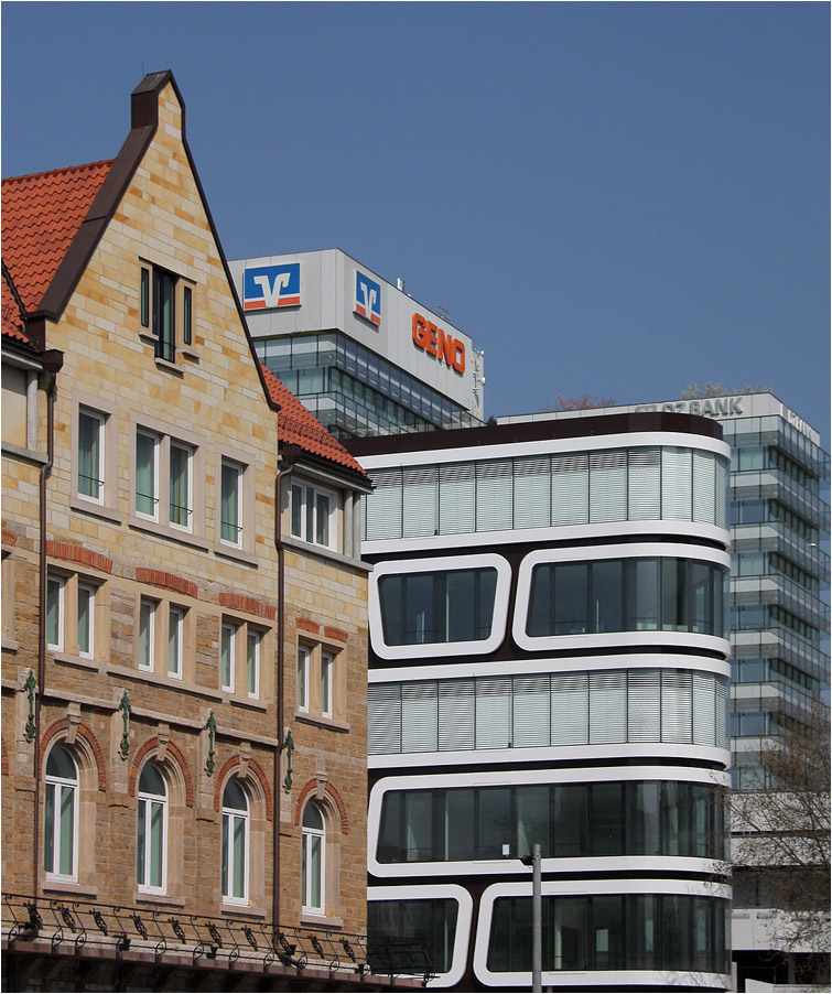 
. Büro- und Wohnbebauung Z-UP in Stuttgart -

Zwischen dem GENO-Haus hinten und dem Hotel links, spricht das Z-UP eine weitere, ganz andere Architektursprache.

April 2009 (Matthias)