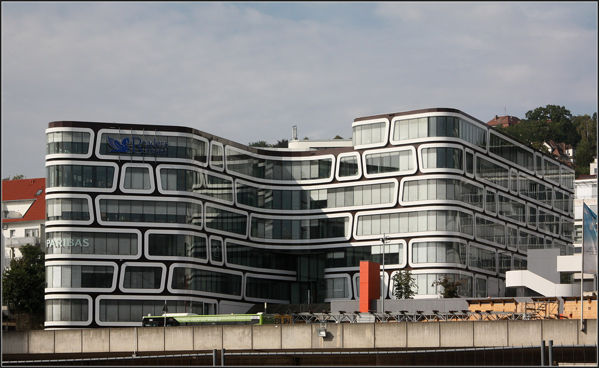 
. Büro- und Wohnbebauung Z-UP in Stuttgart -

Das auffällige Bürogebäude mit den abgerundeten Fassadenelementen befindet sich an der Heilbronner Straße gegenüber dem neuen Europaviertel. Geplant wurde es von Wolfgang Kergaßner, fertig war es 2009.

http://www.architekturbuero-stuttgart.de/z-up-stuttgart/

September 2014 (Matthias)



