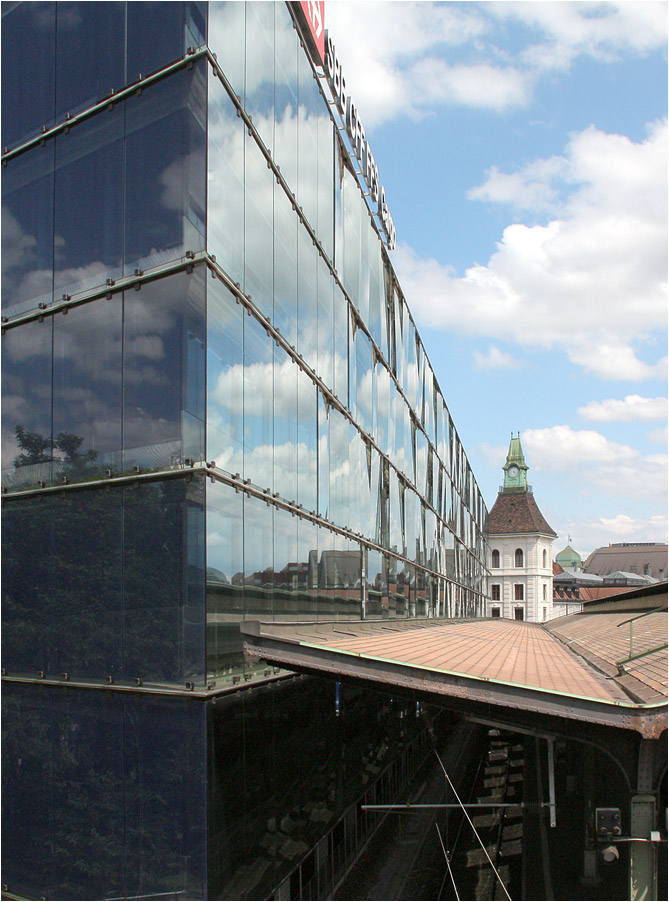 . Bürogebäude Elsässertor in Basel -

An der Südseite grenzt das Gebäude direkt an die Bahnanlagen. Blick entlang der Fassade zum Bahnhofsturm von Basel SBB.

Juni 2014 (Matthias)