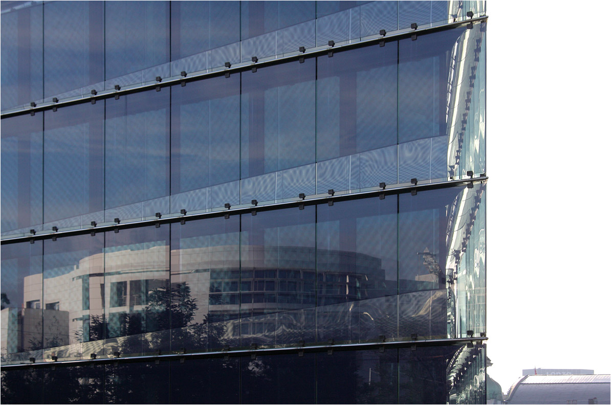 . Bürogebäude Elsässertor in Basel -

In der westlichen Fassade spiegelt sich das Gebäude von Richard Maier.

August 2010 (Matthias)