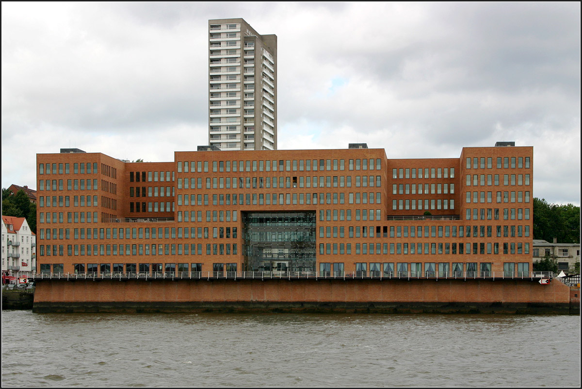 . Bürogebäude 'Holzhafen' in Hamburg -

August 2005 (Matthias)
